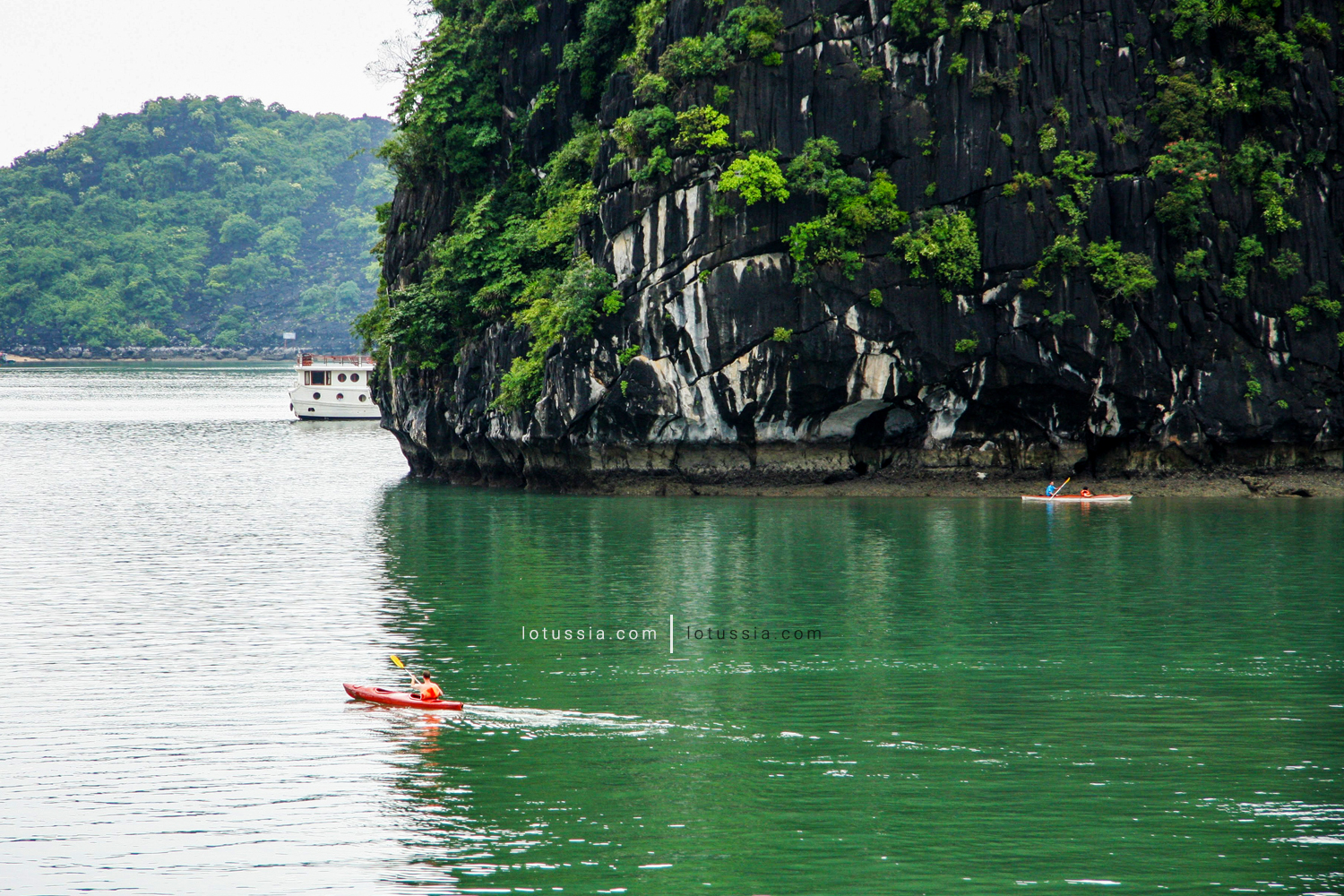 kayaking halong bay vietnam